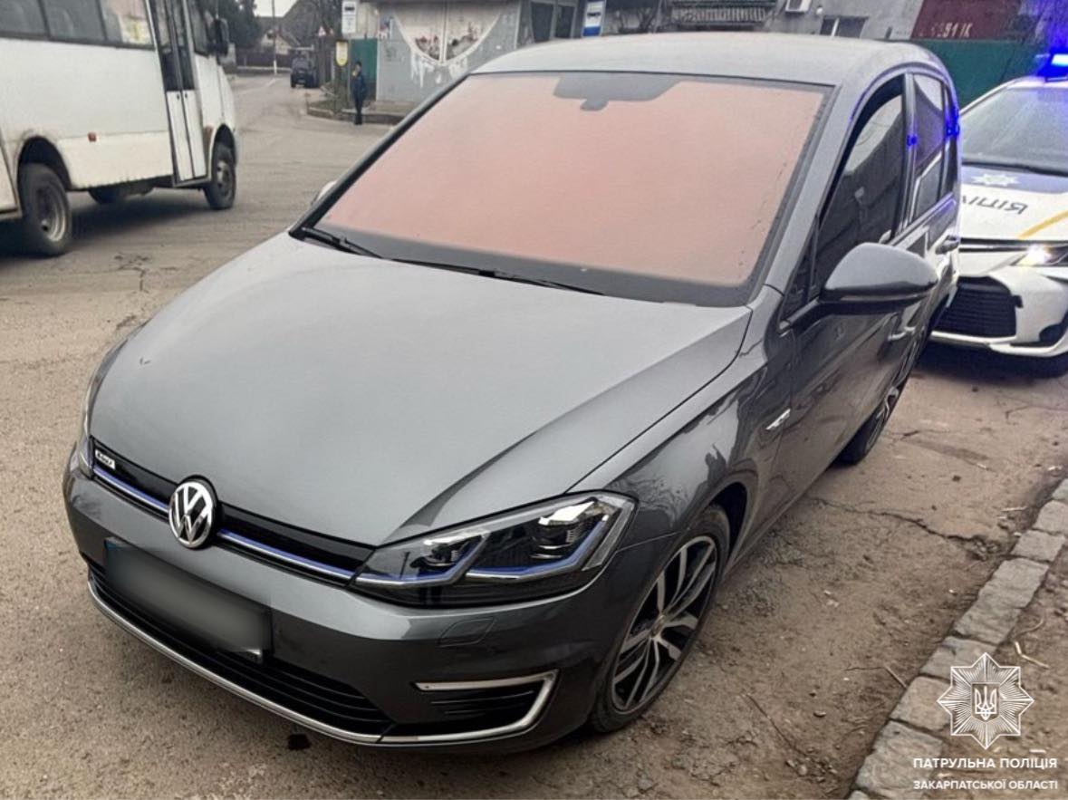 В Ужгороді "безправного" і наркоп'яного водія VW оштрафували на понад 17 тис. грн (ФОТО)