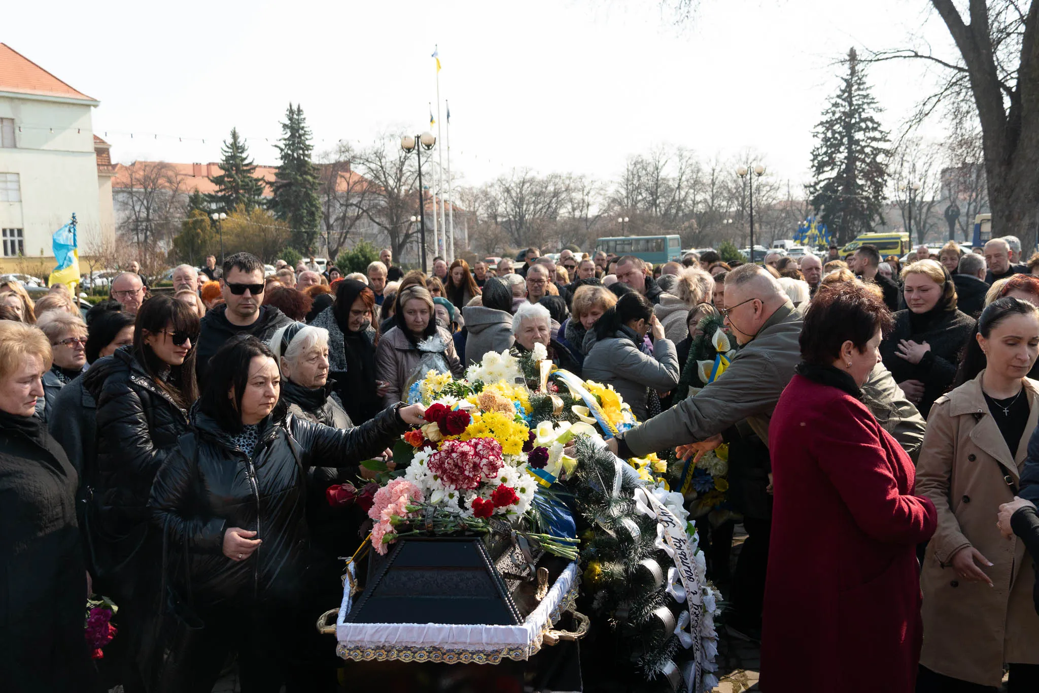 Ужгород сьогодні провів в останню земну дорогу 39-річного військовослужбовця, солдата, стрільця-зенітника Ярослава Малюка