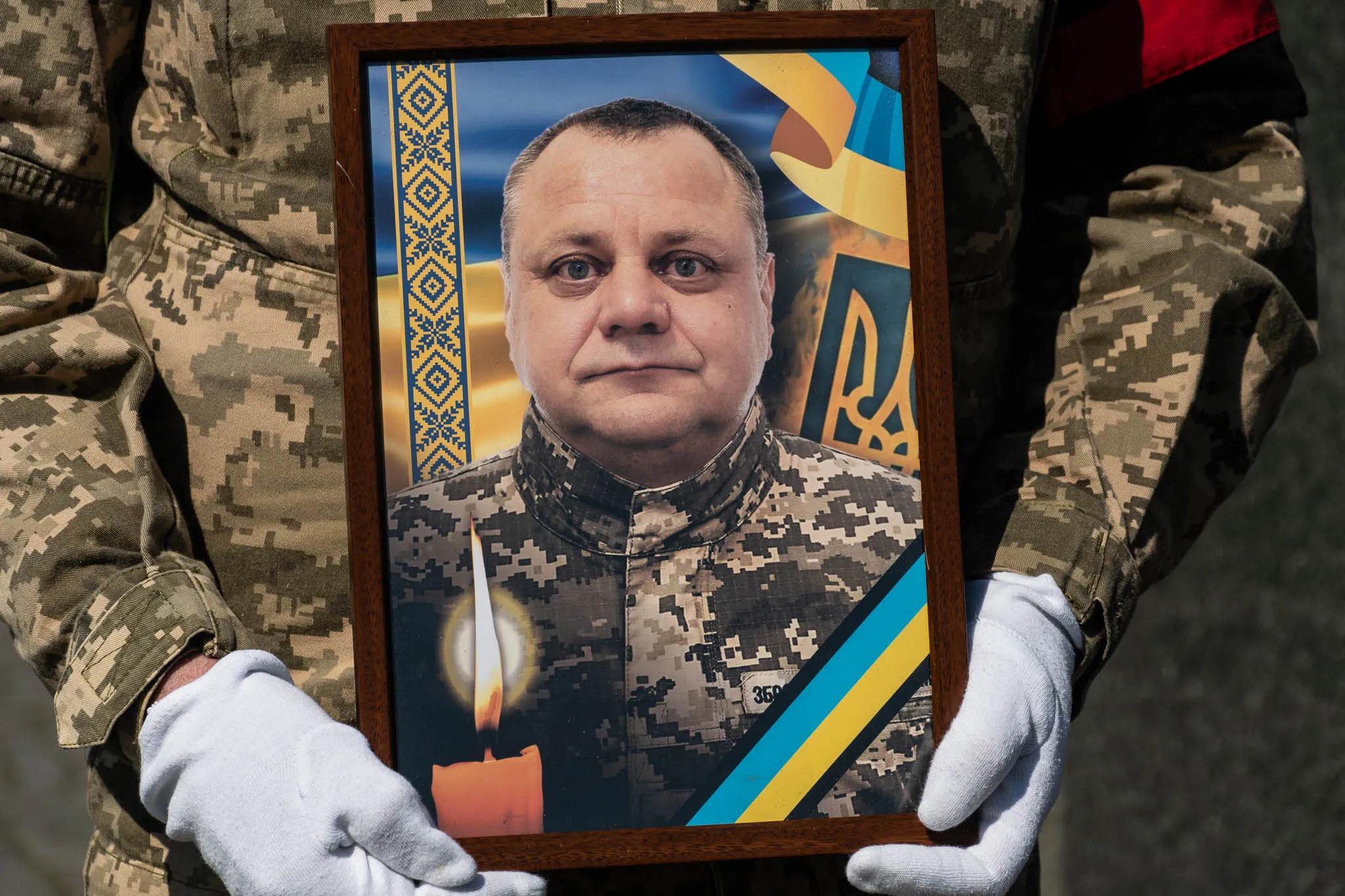 Схиляємо голови: Ужгород прощається з захисником Мирославом Біртою