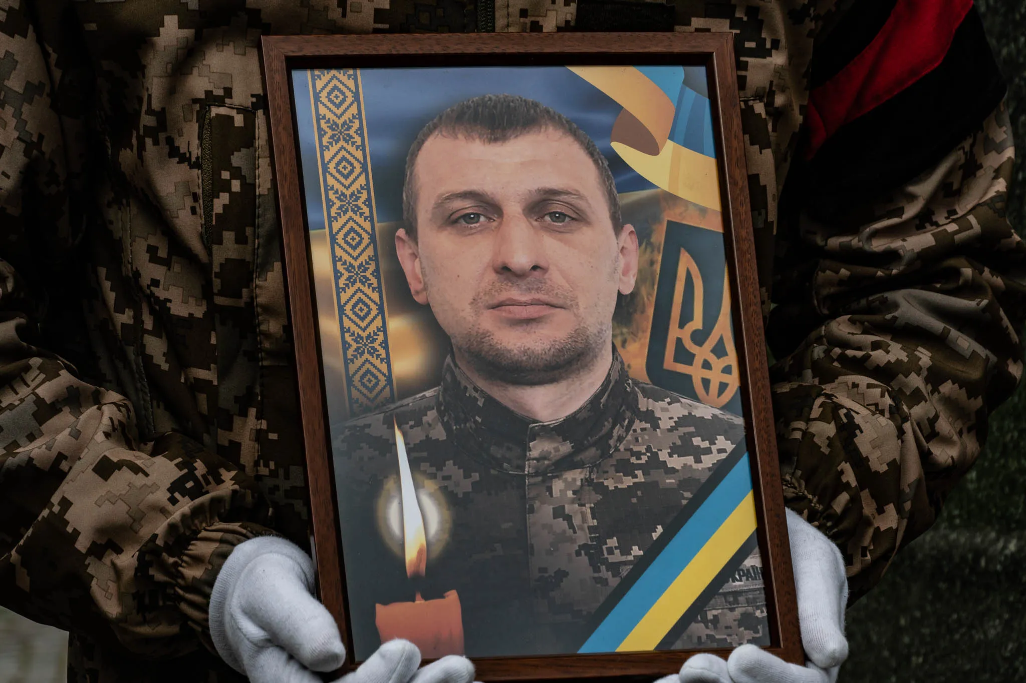 Ужгород попрощався із загиблим Героєм – 36-річним солдатом Сергієм Лазориком