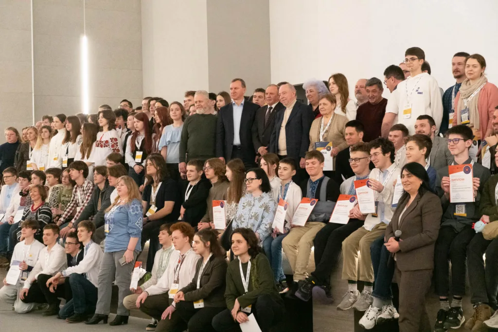 Хімічний Олімп підкорився Ужгороду: юний талант з “Лідера” серед найкращих хіміків України Хімічний Олімп підкорився Ужгороду: юний талант з “Лідера” серед найкращих хіміків України