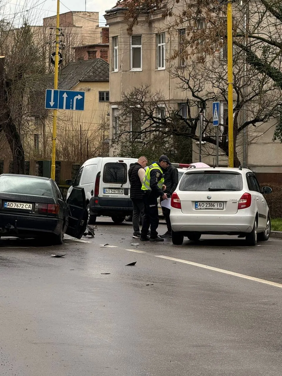 ФОТОФАКТ. В Ужгороді зіткнулися чотири авто