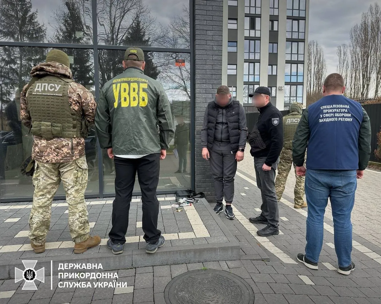 В Ужгороді затримали чоловіка, який намагався дати хабар прикордоннику за організацію перетину кордону