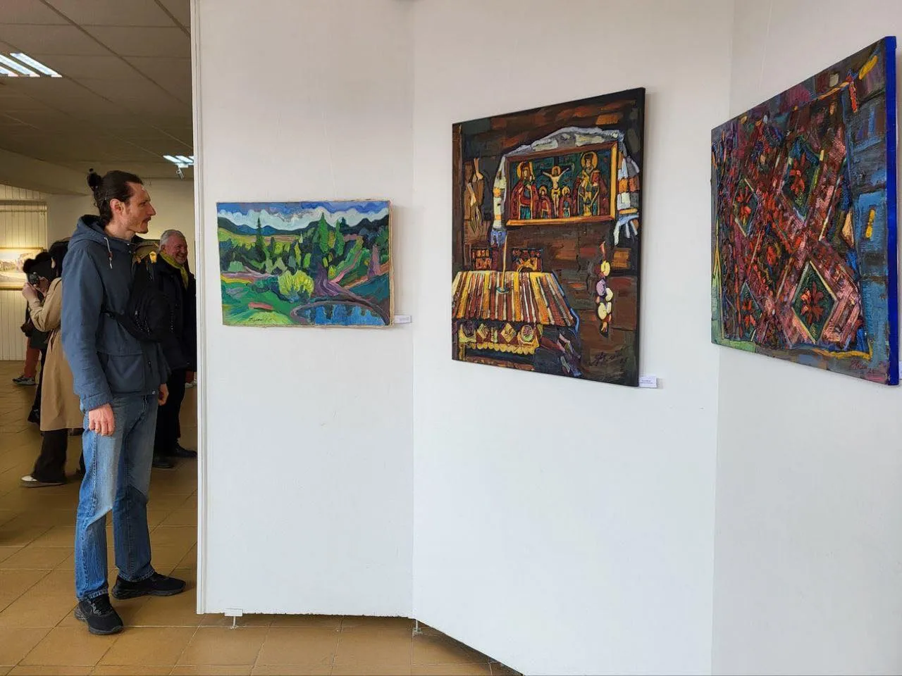 В ужгородській галереї відкрили виставку молодих художників Закарпаття