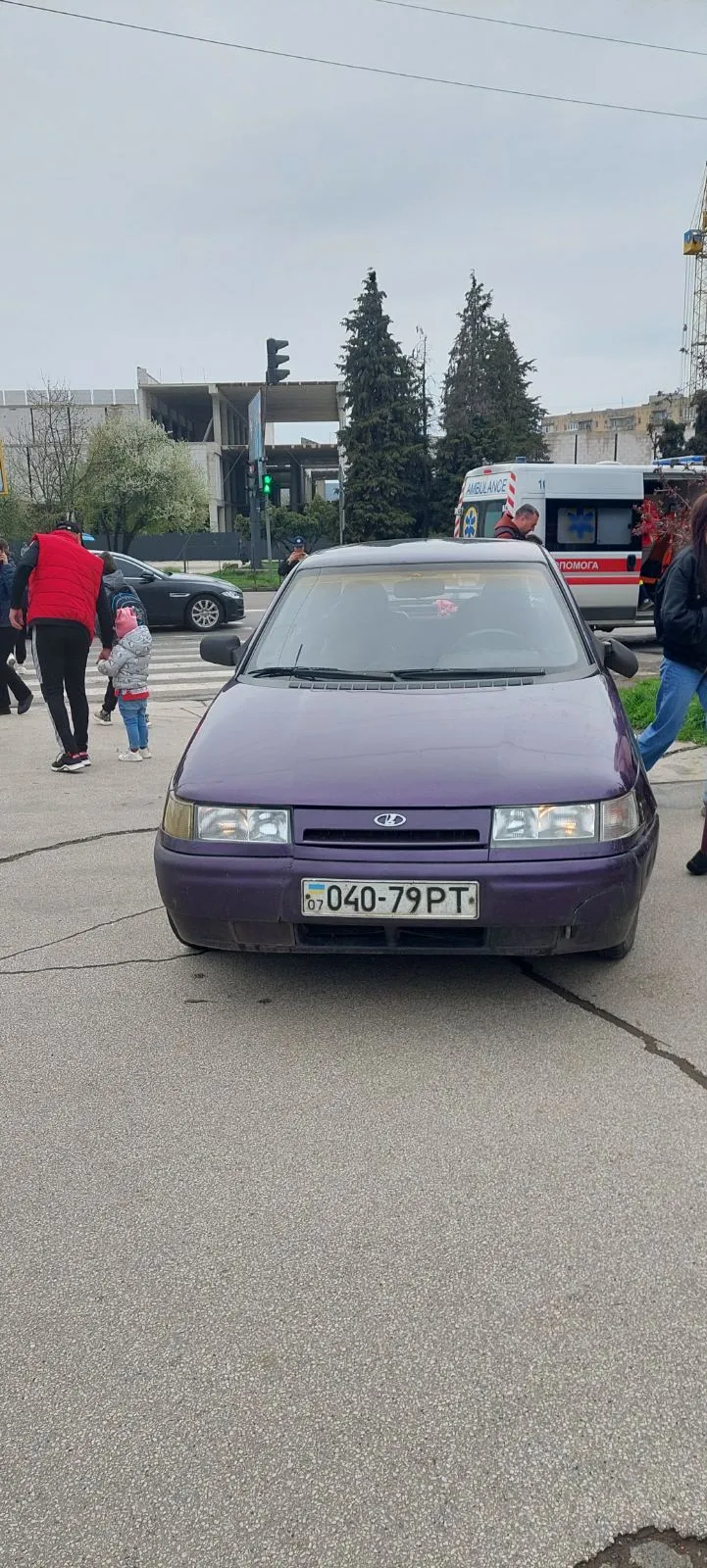 Ужгород: автомобіль несподівано збив жінку на площі Кирила і Мефодія