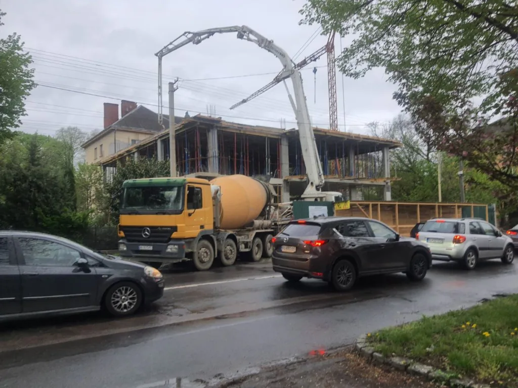 Війна за двір в Ужгороді: мешканці вулиць Митної та Гойди судяться з забудовником через незаконний проїзд