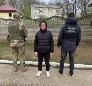 Спроба втечі до Словаччини захлинулася в колючому дроті: ужгородські прикордонники затримали порушника