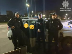 Ужгородські патрульні оперативно знайшли двох дітей, які не повернулися додому