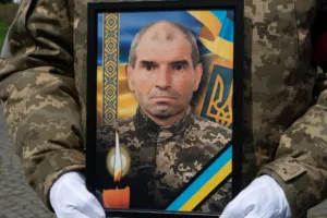 Ужгород провів в останню путь Героя: місто попрощалося зі старшим солдатом Віктором Сабіровим