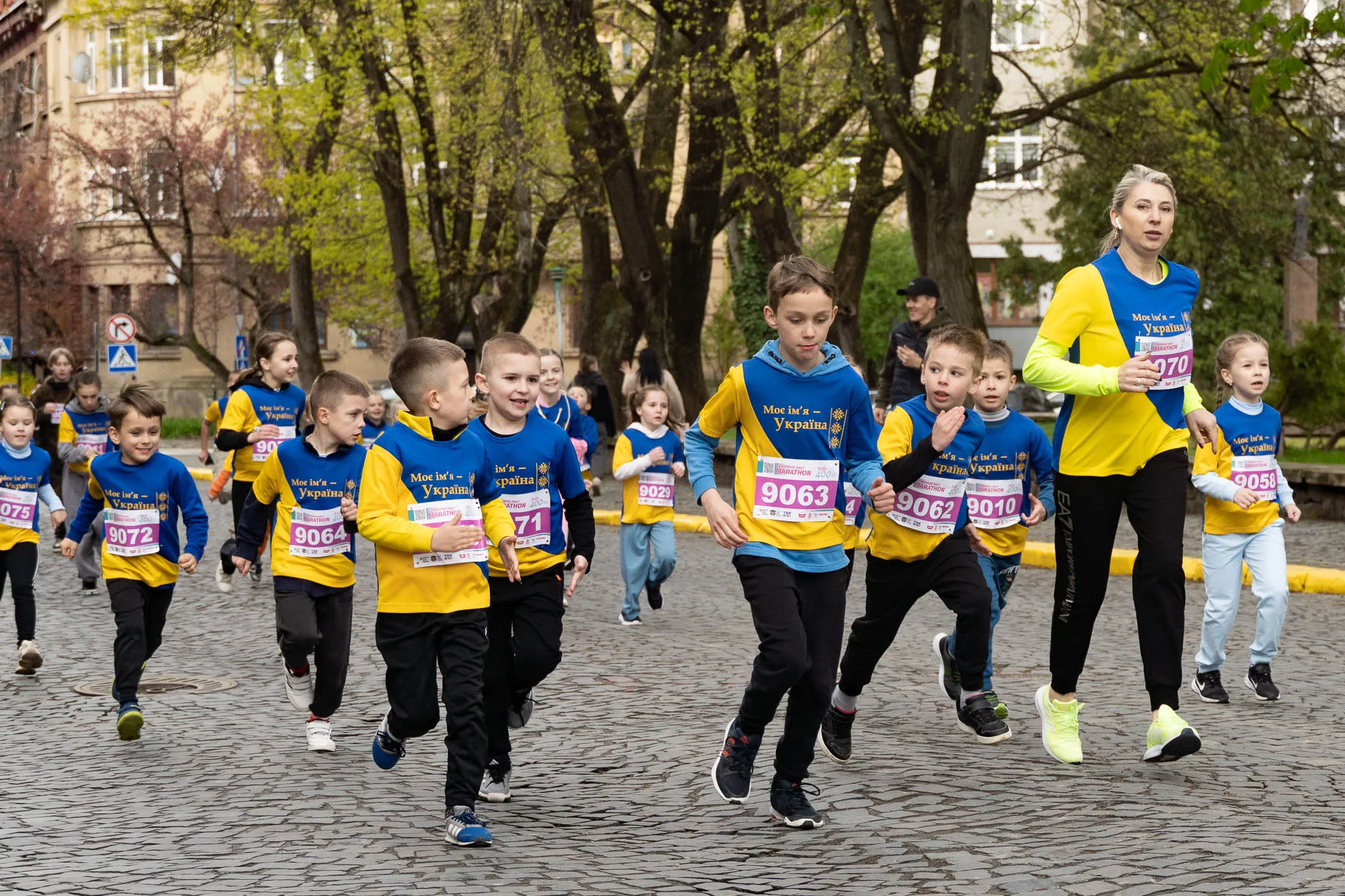 Спортивний фронт Ужгорода: благодійний півмарафон об’єднав сотні заради підтримки ЗСУ