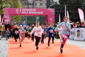 Спортивний фронт Ужгорода: благодійний півмарафон об’єднав сотні заради підтримки ЗСУ