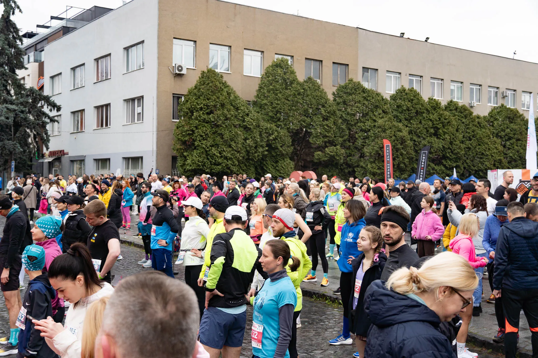 Спортивний фронт Ужгорода: благодійний півмарафон об’єднав сотні заради підтримки ЗСУ