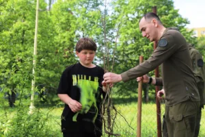 Ужгород озеленюється: дуби Шевченка стали символом єдності біля шкіл