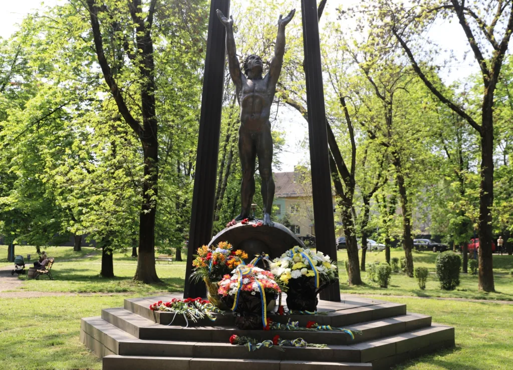 В Ужгороді вшанували героїв Чорнобиля та обговорили їхню підтримку В Ужгороді вшанували героїв Чорнобиля та обговорили їхню підтримку