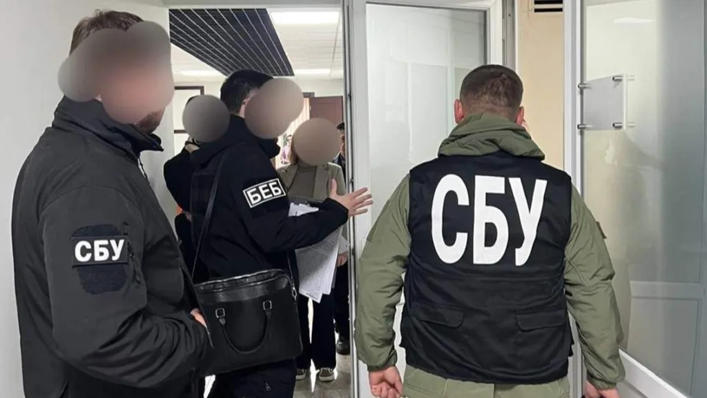 Виявлення корупційної схеми в Ужгородській міськраді: обшуки БЕБ та знахідка хабара