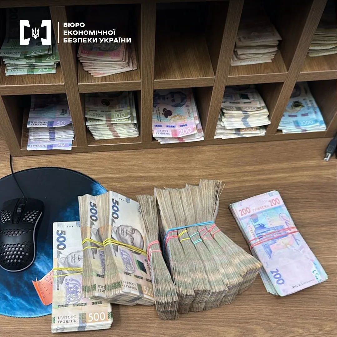 Закарпатські детективи БЕБ викрили масштабну схему ухилення від податків мережею супермаркетів “Zina”, “1Minute” та “Kefir”