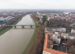 Суперечливе будівництво в Ужгороді: 47-метрова висотка поблизу історичної спадщини викликає протести та юридичні колізії