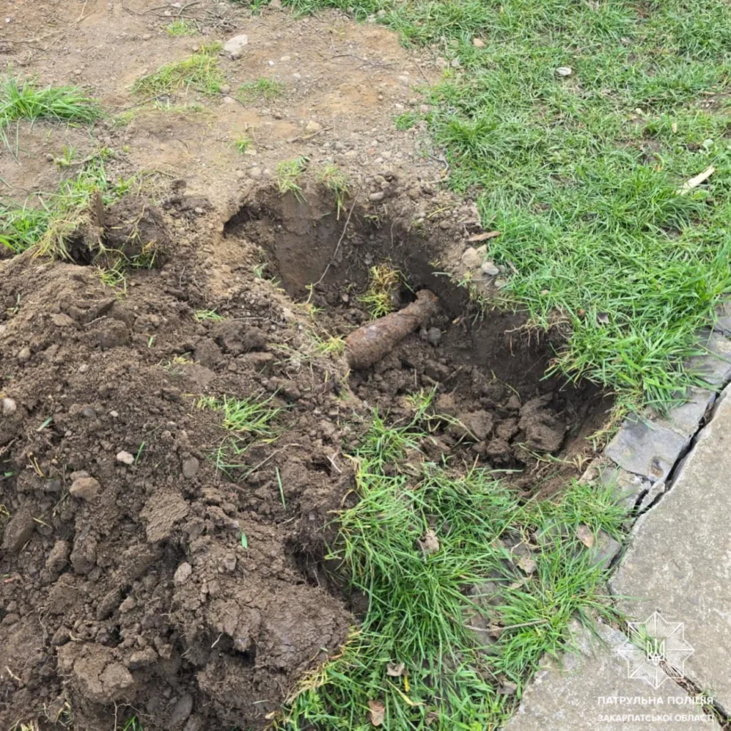 Тривожна знахідка в Ужгороді: Під час земляних робіт виявлено вибухонебезпечний снаряд Тривожна знахідка в Ужгороді: Під час земляних робіт виявлено вибухонебезпечний снаряд