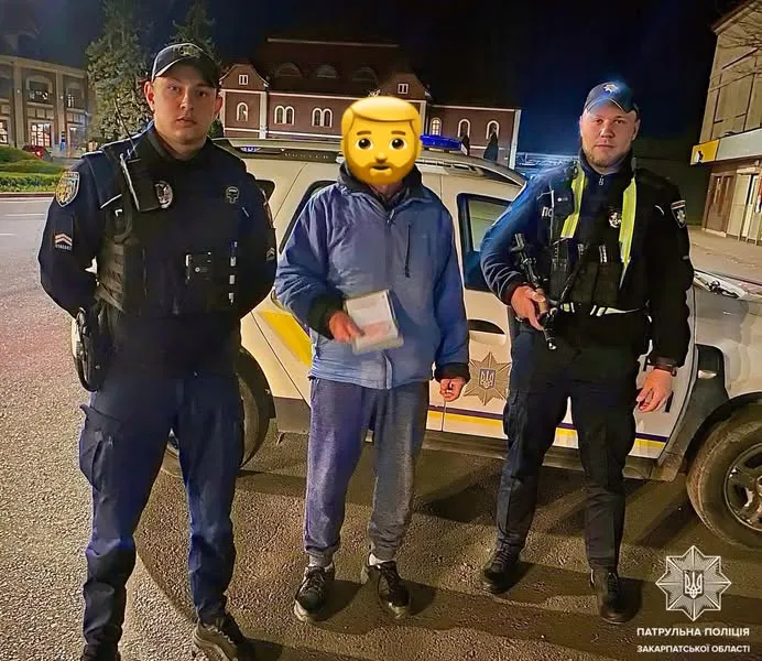 Знахідка на Станційній: Ужгородські патрульні повернули паспорт громадянину Словаччини