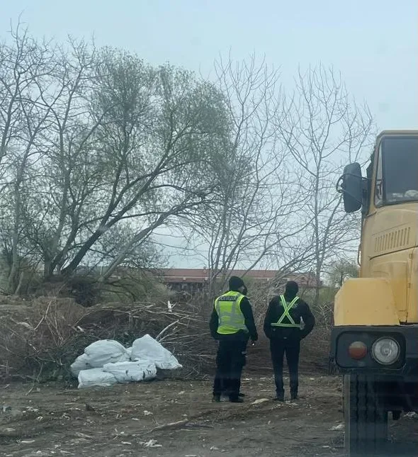 Екоінспекція зафіксувала незаконне скидання відходів біля Чорних озер в Ужгороді на тлі петиції про створення парку