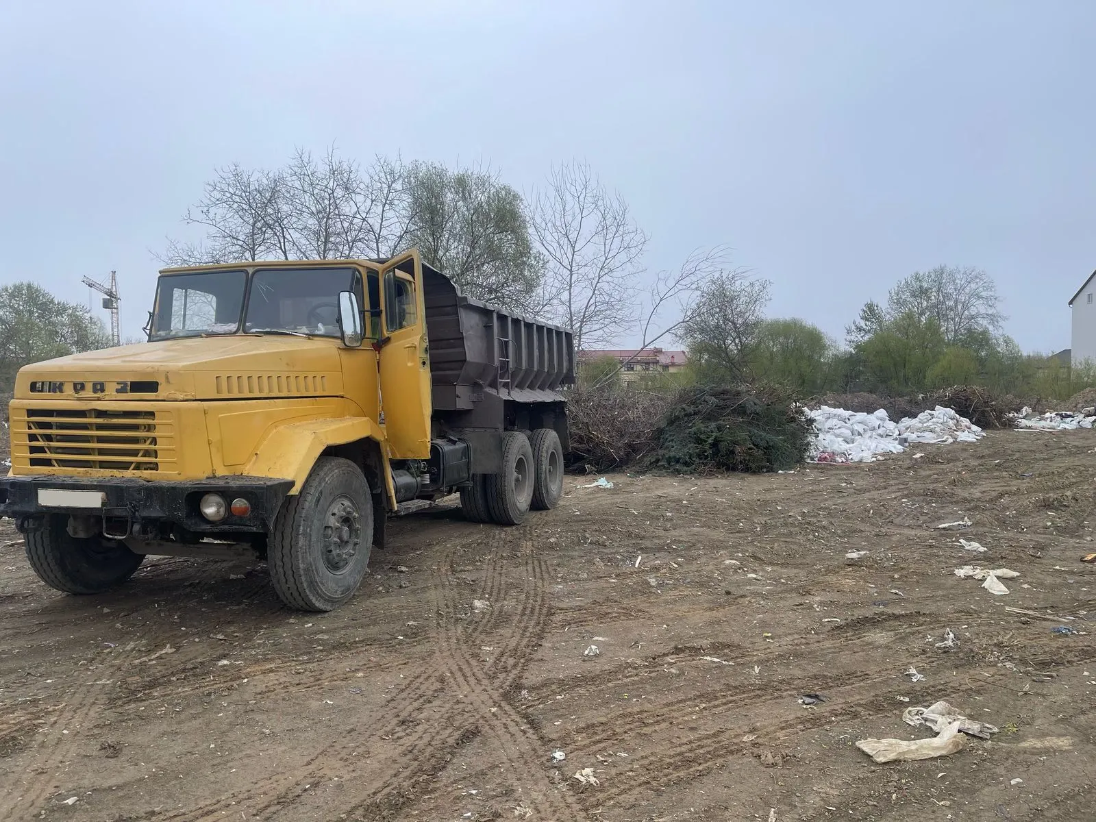 Екоінспекція зафіксувала незаконне скидання відходів біля Чорних озер в Ужгороді на тлі петиції про створення парку