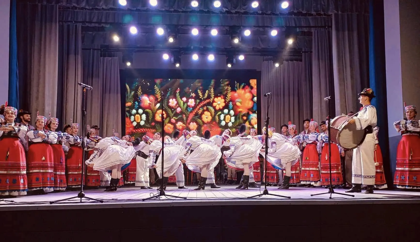 Закарпатський народний хор та пісочна анімація подарують унікальний концерт