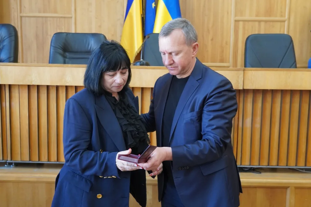 Ужгород вшанував пам’ять полеглих Героїв: рідним вручено високі державні нагороди Ужгород вшанував пам’ять полеглих Героїв: рідним вручено високі державні нагороди