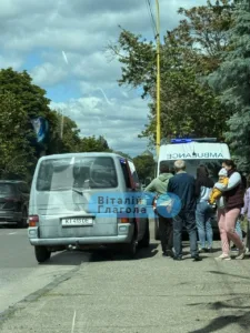 В Ужгороді мікроавтобус збив чоловіка з дитиною