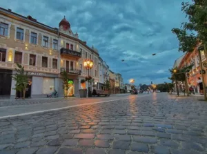 В Ужгороді демонтують самовільно встановлені конструкції