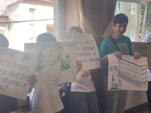 В Ужгороді діти протестують проти забудови футбольного поля