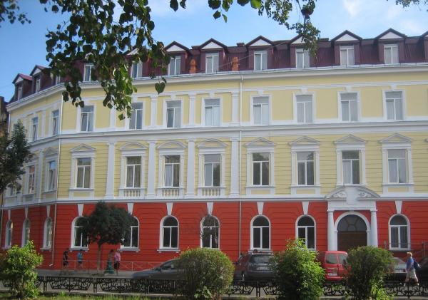 Фасад ужгородського ліцею 9