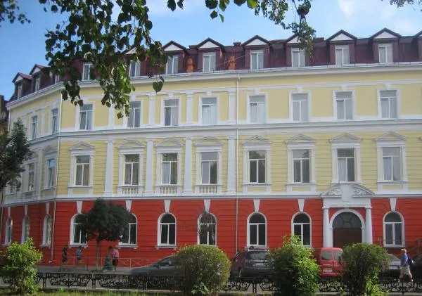 Фасад ужгородського ліцею 9
