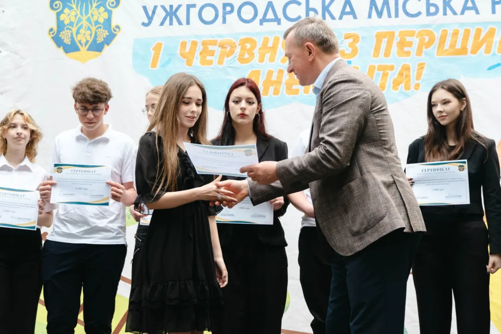В Ужгороді відзначили 176 обдарованих школярів: грошові винагороди за наукові та навчальні досягнення В Ужгороді відзначили 176 обдарованих школярів: грошові винагороди за наукові та навчальні досягнення