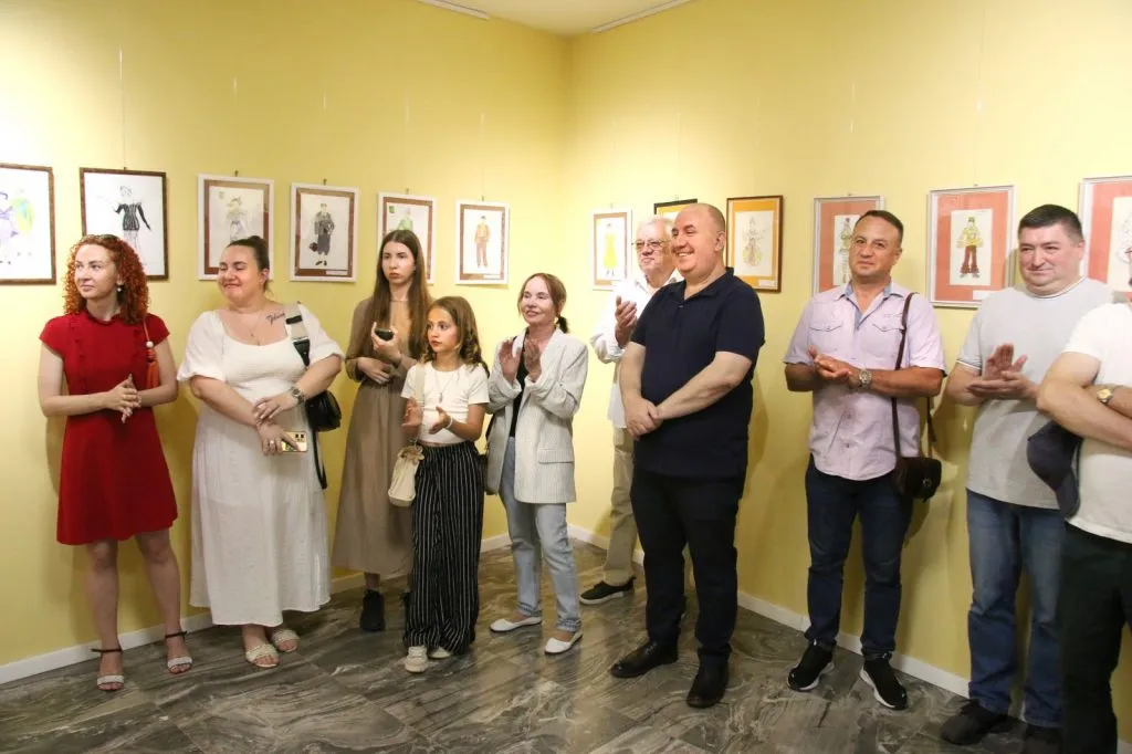 В Угорському домі в Ужгороді відкрилась родинна виставка сценографії Емми Зайцевої
