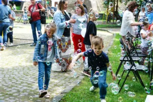 В Ужгороді триває дитяче свято: казкове містечко розваг та благодійністьЗапрошуємо на яскраве дитяче свято в центрі Ужгорода!Сьогодні у сквері імені Г…