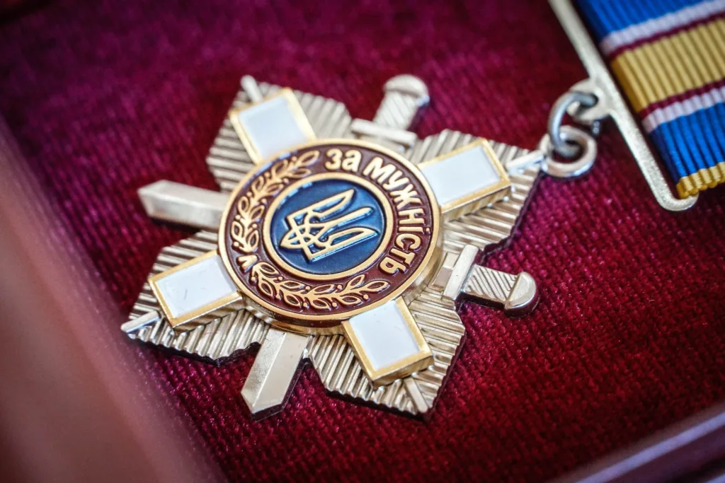 Ужгород попрощався із сімома Героями: рідним загиблих Захисників вручили ордени “За мужність” ІІІ ступеня Ужгород попрощався із сімома Героями: рідним загиблих Захисників вручили ордени “За мужність” ІІІ ступеня