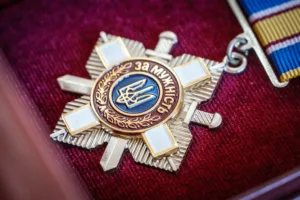 Ужгород попрощався із сімома Героями: рідним загиблих Захисників вручили ордени “За мужність” ІІІ ступеня