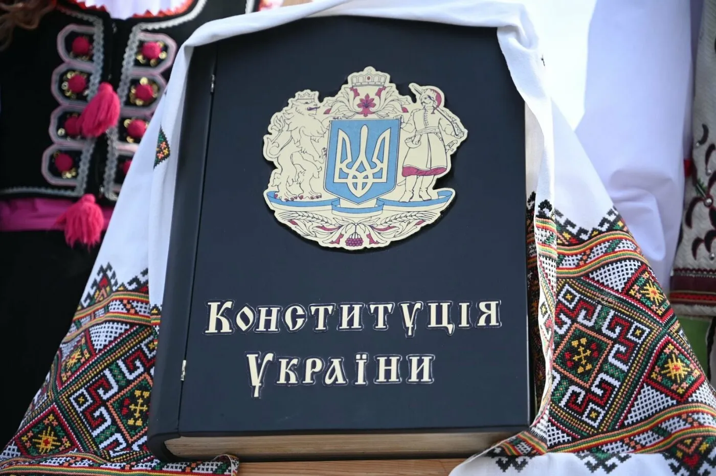 Ужгород відзначив День Конституції: прапор піднято на честь свята