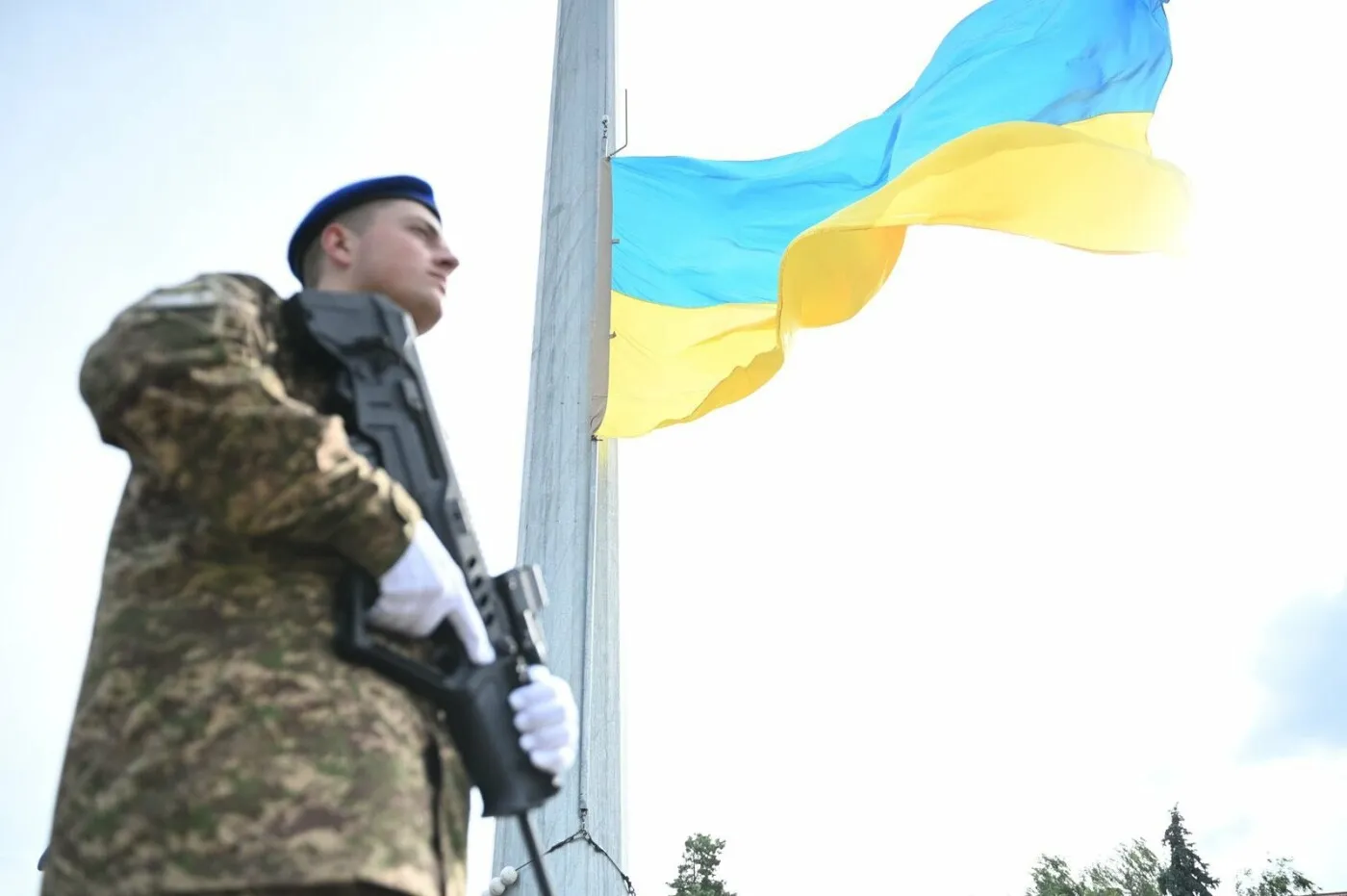Ужгород відзначив День Конституції: прапор піднято на честь свята