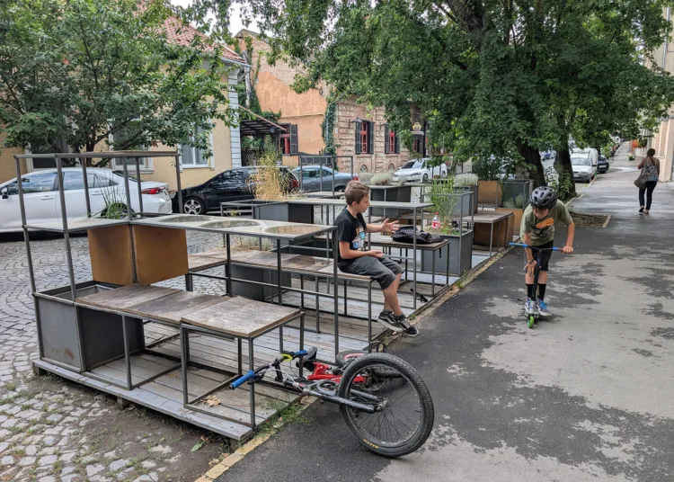 Парклети в центрі Ужгорода: хто доглядатиме ці простори відпочинку?