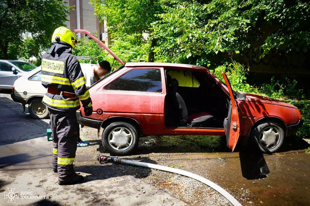В Ужгороді на вулиці Добрянського горів автомобіль ЗАЗ: попередня причина – коротке замикання В Ужгороді на вулиці Добрянського горів автомобіль ЗАЗ: попередня причина – коротке замикання
