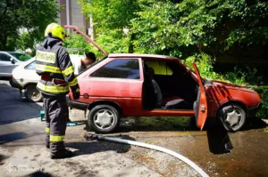 В Ужгороді на вулиці Добрянського горів автомобіль ЗАЗ: попередня причина – коротке замикання