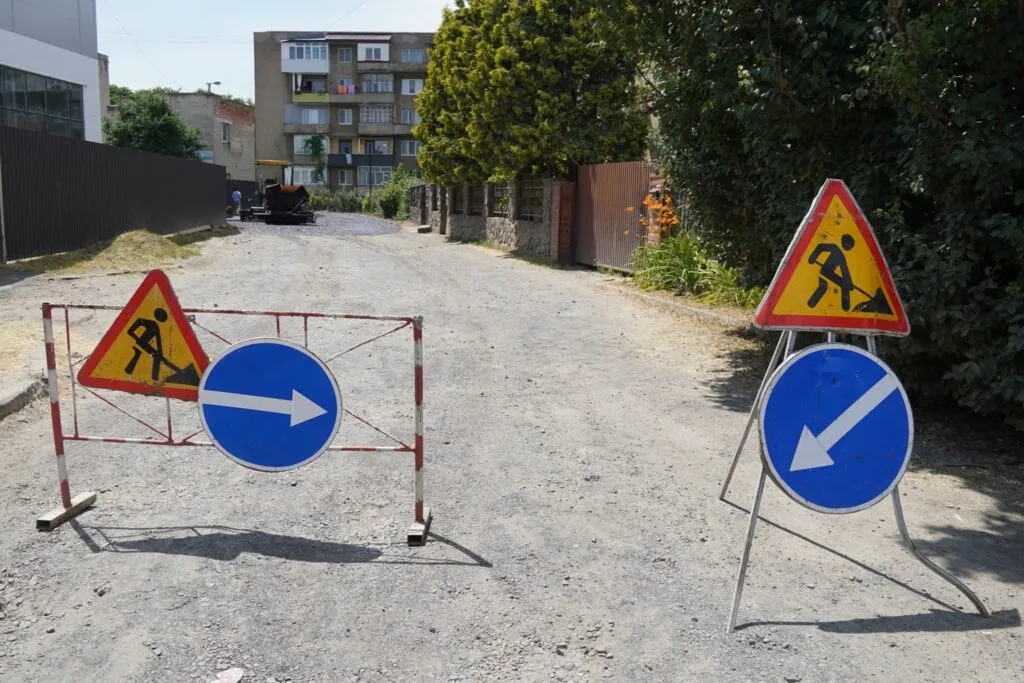 В Ужгороді ремонтують дорогу біля реабілітаційного центру для ветеранів