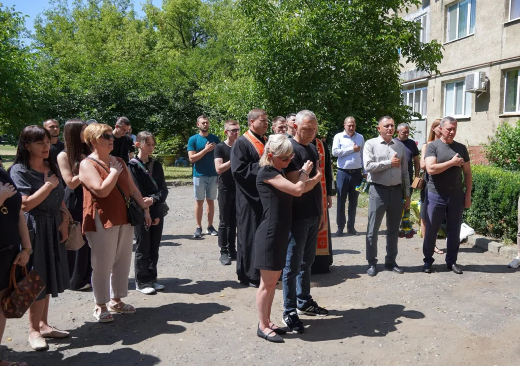 Увіковічнення пам’яті: в Ужгороді відкрили меморіальну дошку полеглому Герою Роману Гапаку Увіковічнення пам’яті: в Ужгороді відкрили меморіальну дошку полеглому Герою Роману Гапаку