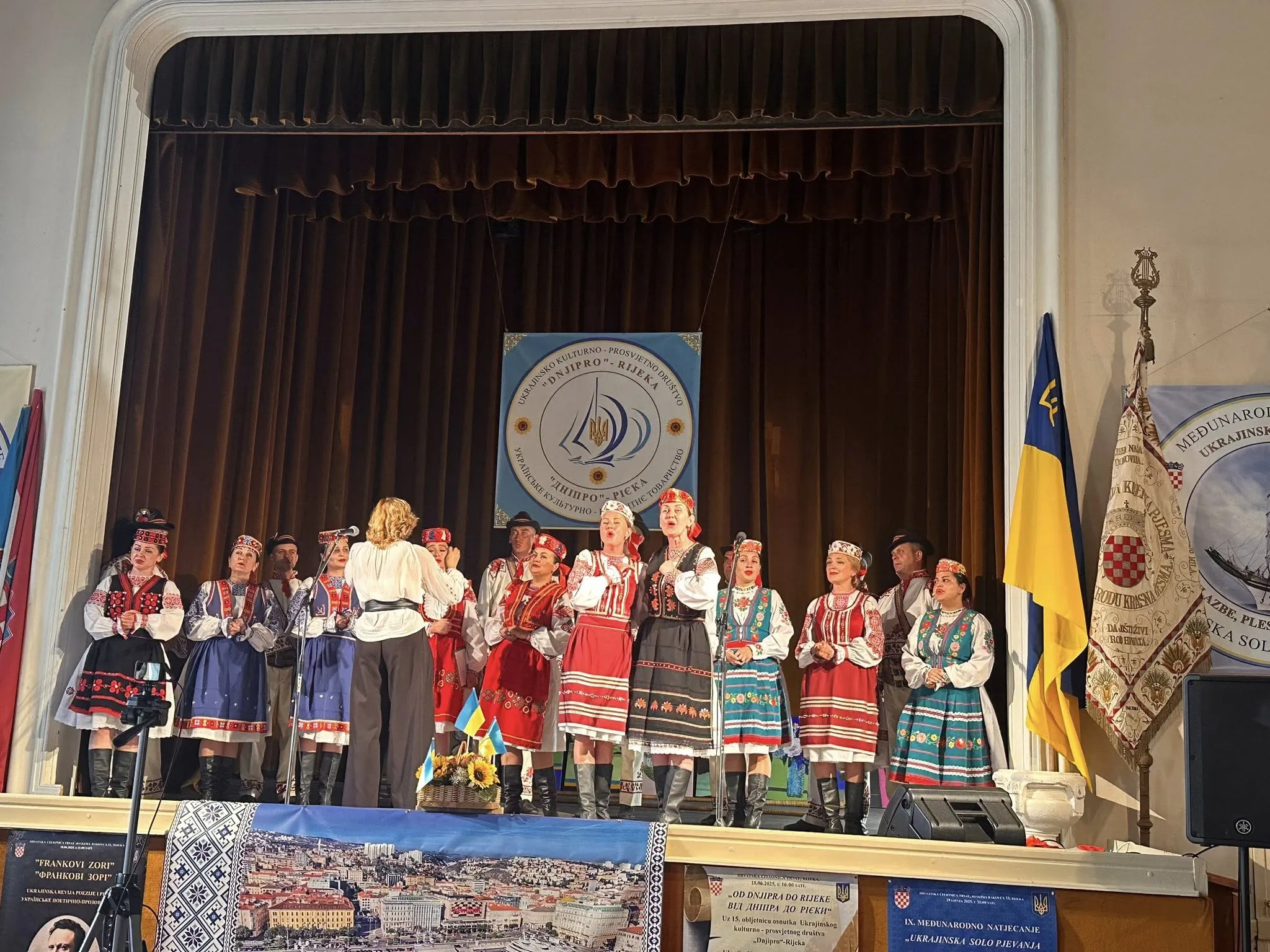 Тріумфальні гастролі Закарпатського народного хору в Хорватії: місія культурної дипломатії