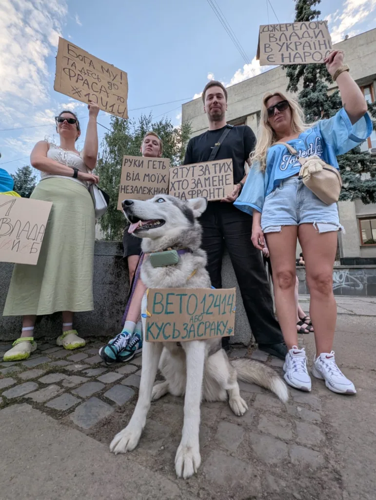 Сотні ужгородців протестували проти обмеження незалежності НАБУ і САП: реакція суспільства та військових Сотні ужгородців протестували проти обмеження незалежності НАБУ і САП: реакція суспільства та військових