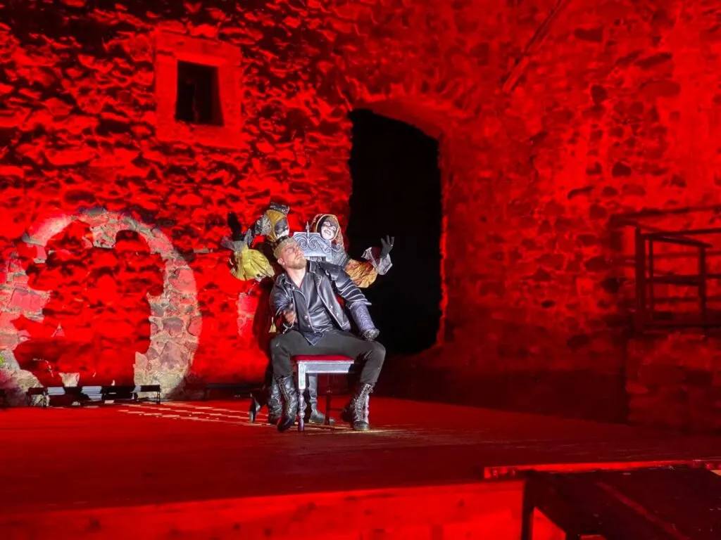 Закарпатський драмтеатр завершив сезон прем’єрою «Річарда III» у Невицькому замку