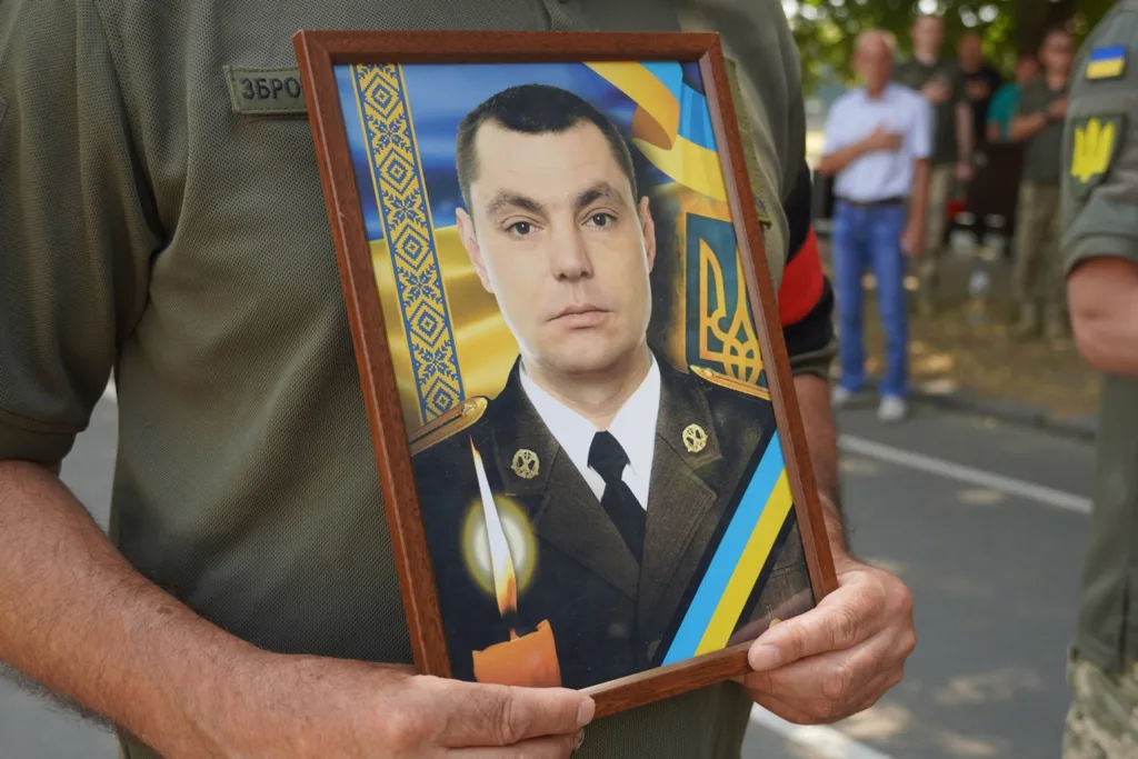 Ужгород попрощався із полеглим захисником Олександром Карповим Ужгород попрощався із полеглим захисником Олександром Карповим