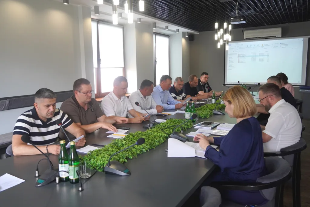 В Ужгороді триває демонтаж самовільно встановлених споруд та вивісок