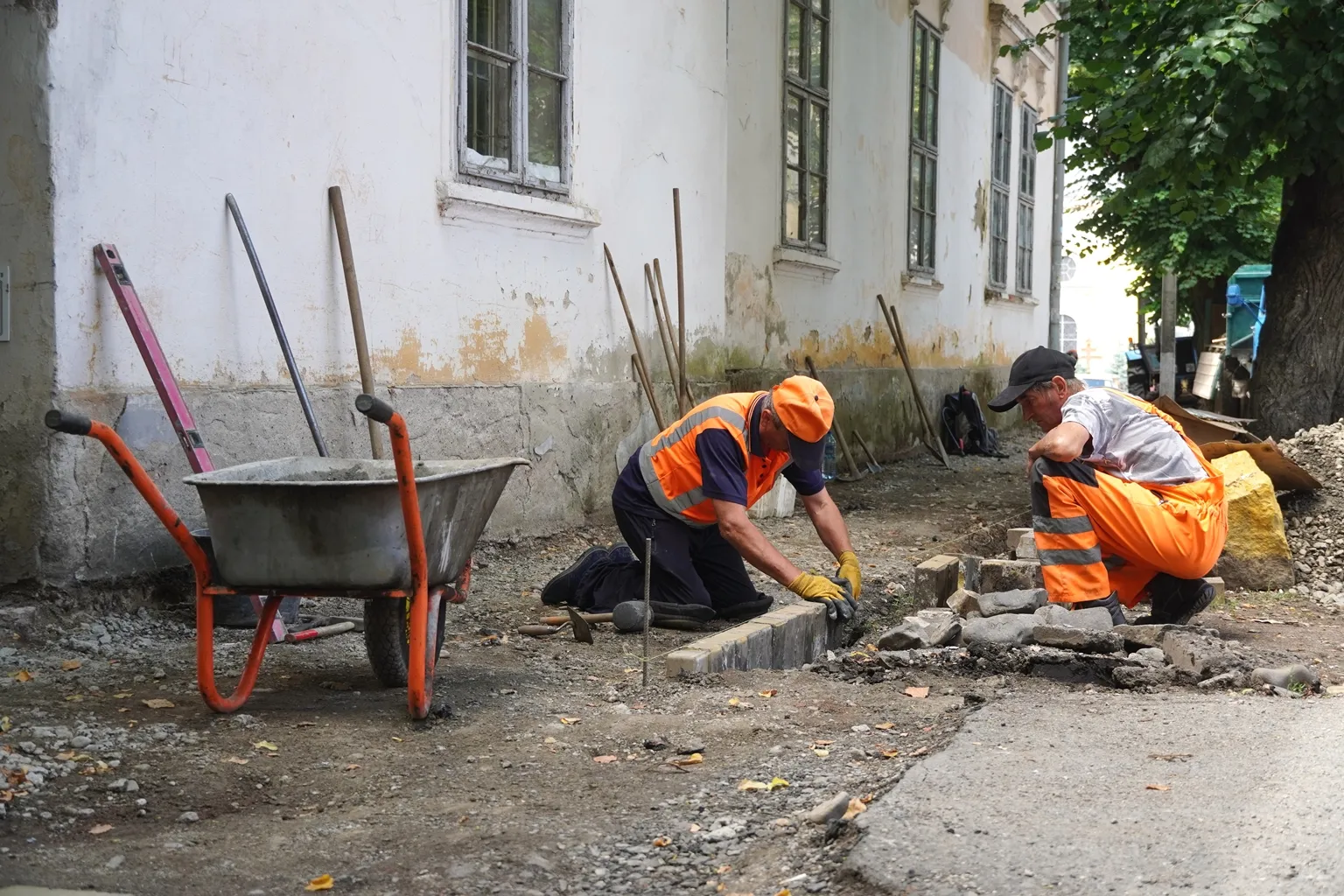 В Ужгороді ремонтують тротуар на вулиці Капітульній